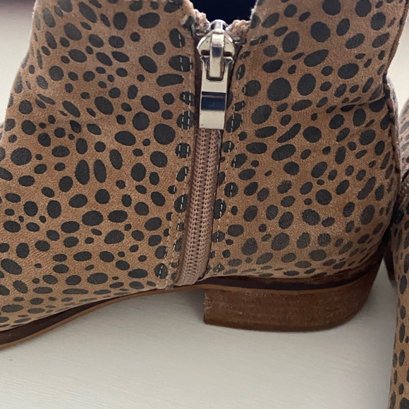 Let’s See Style Leopard Print Leather Ankle Boot. sz. 6 - Picture 6 of 8